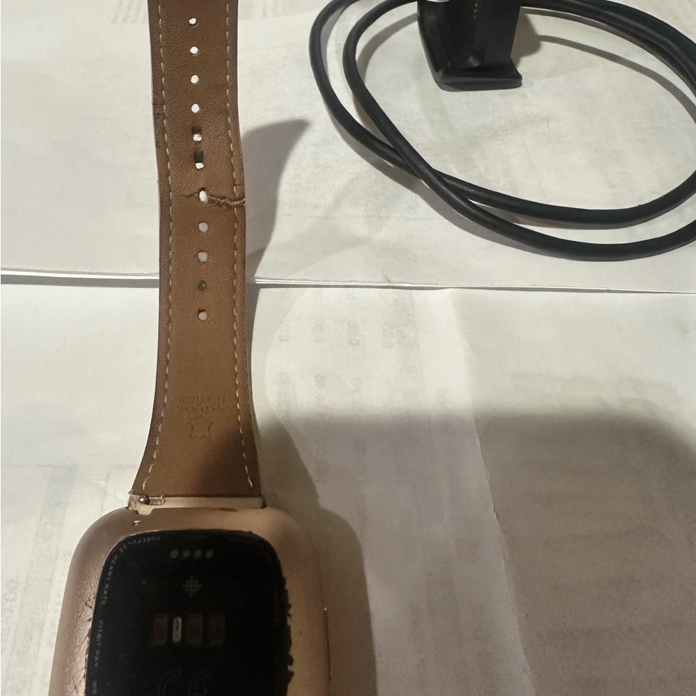 Fitbit Versa 2 4mb Smartwatch with light pink Leather Strap - Picture 3 of 10